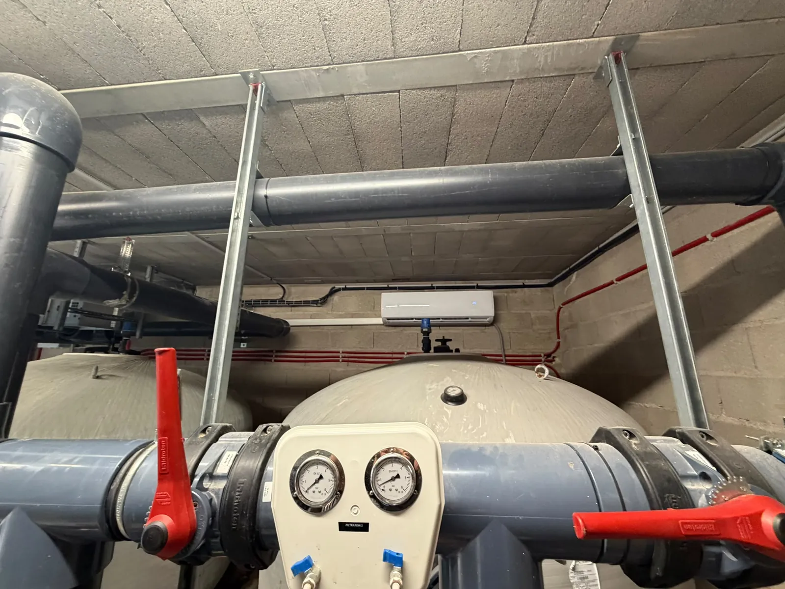 Local de filtration de piscine climatisé par Boreal Clim pour Capfun