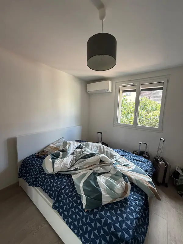 Chambre parentale équipée d'une unité murale