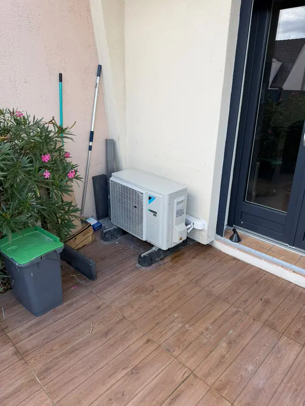 Groupe extérieur Daikin posé sur supports sur la terrasse