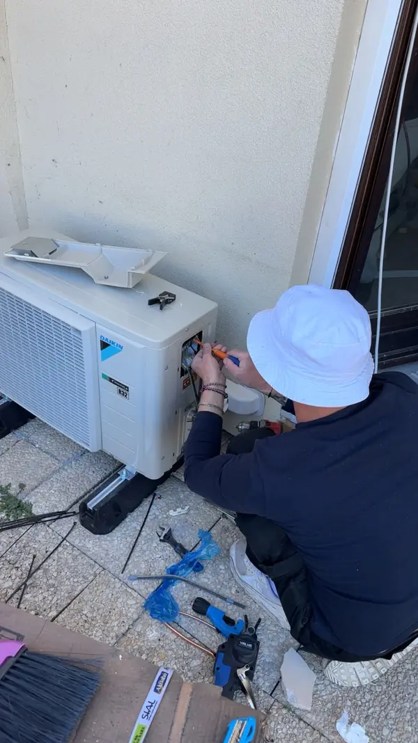 Raccordement d'un groupe extérieur sur terrasse