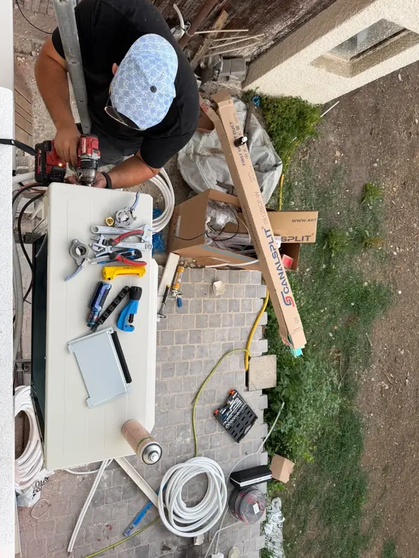 Vue plongeante sur le poste de travail pendant le raccordement