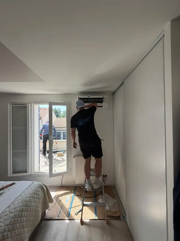 Pose d'une unité murale dans une chambre lumineuse