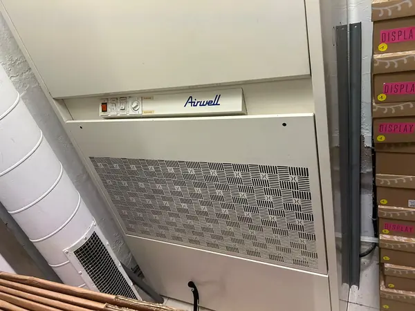 Armoire de climatisation Airwell dans un magasin