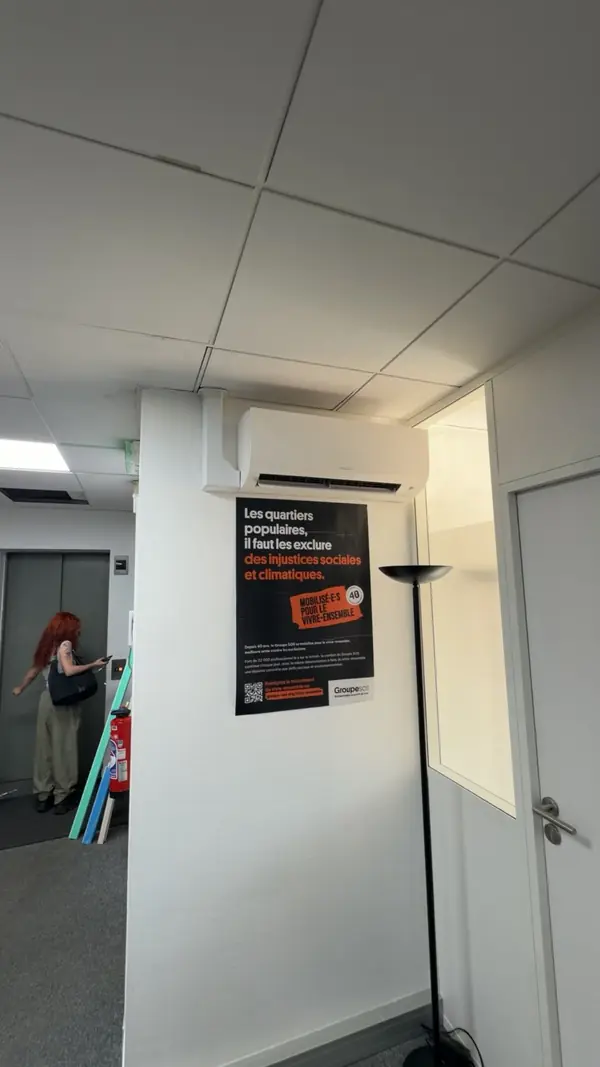 Unité murale dans un couloir d'accueil de bureaux