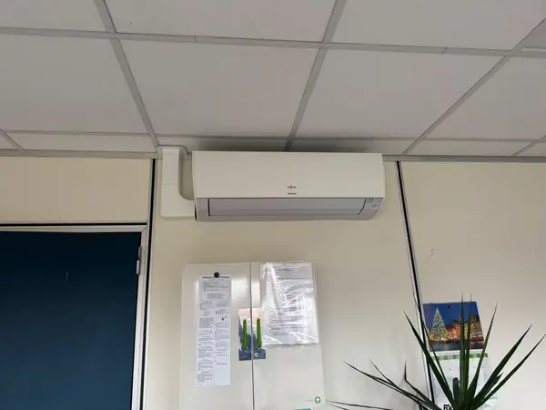 Climatisation murale dans un espace de bureaux