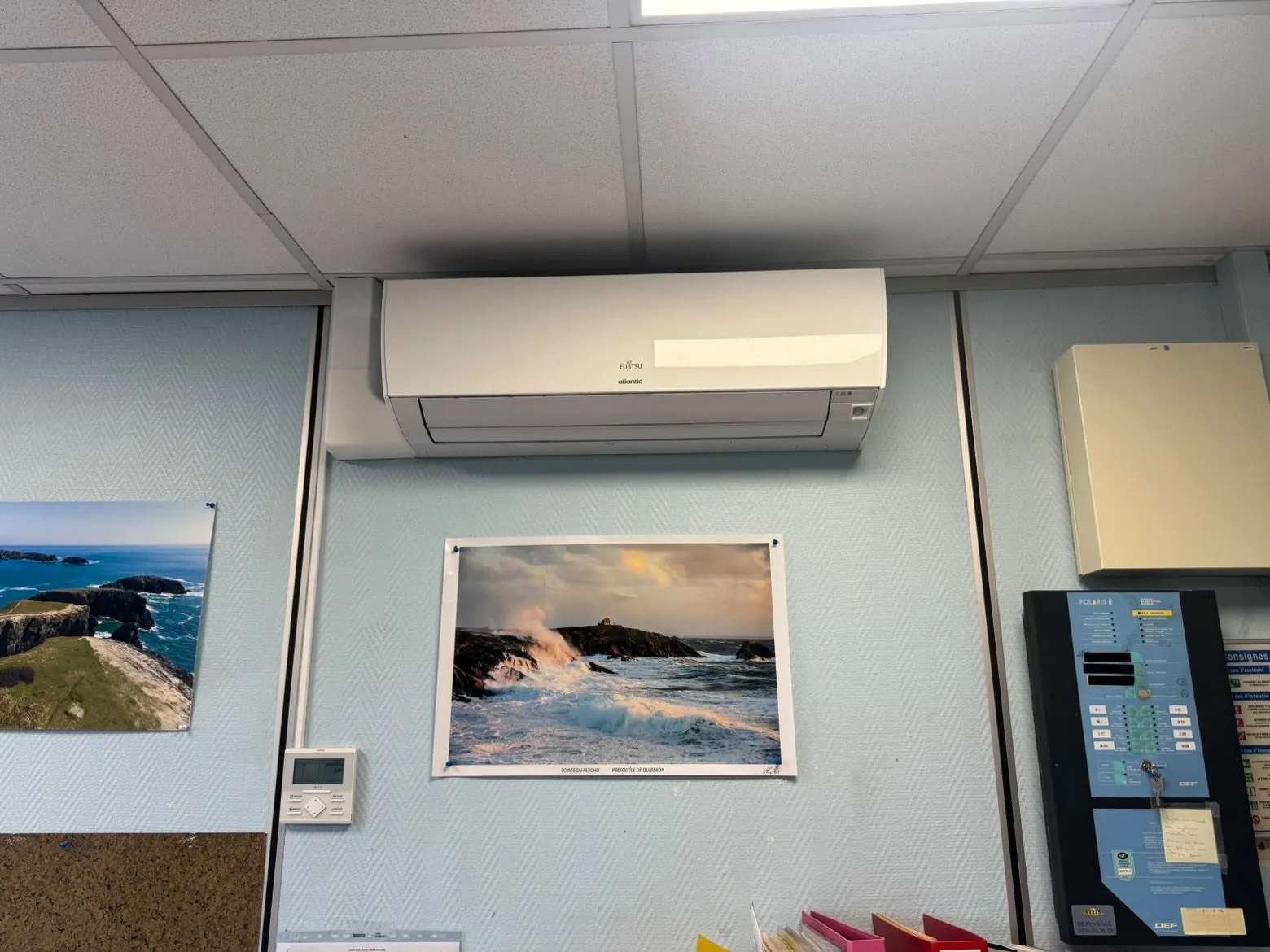 Climatisation murale installée dans des bureaux